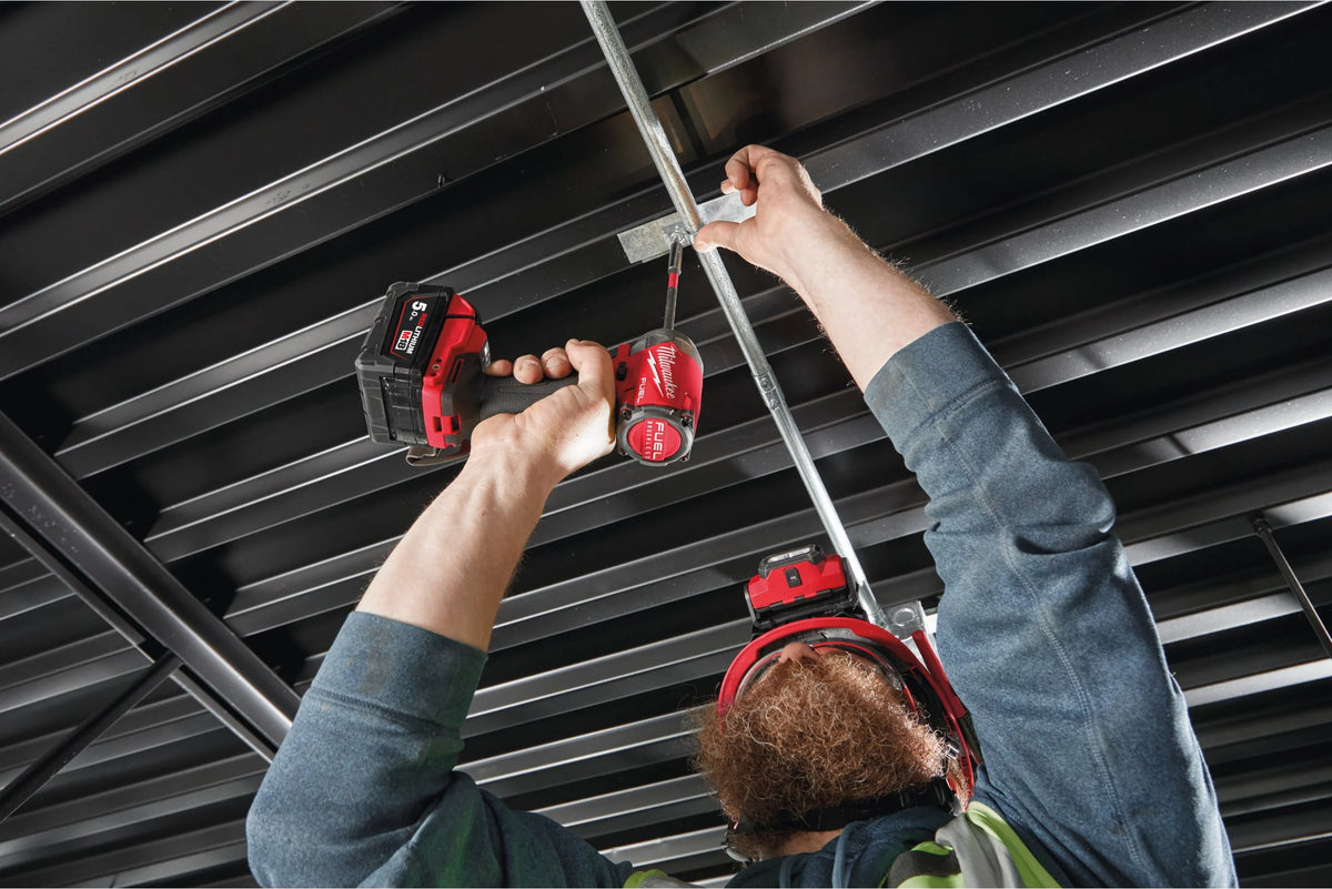 Atornillador de impacto M18 Fuel ¼″ hex + 2 bat 5Ah + cargador + maletín Milwaukee M18 FID3-502X