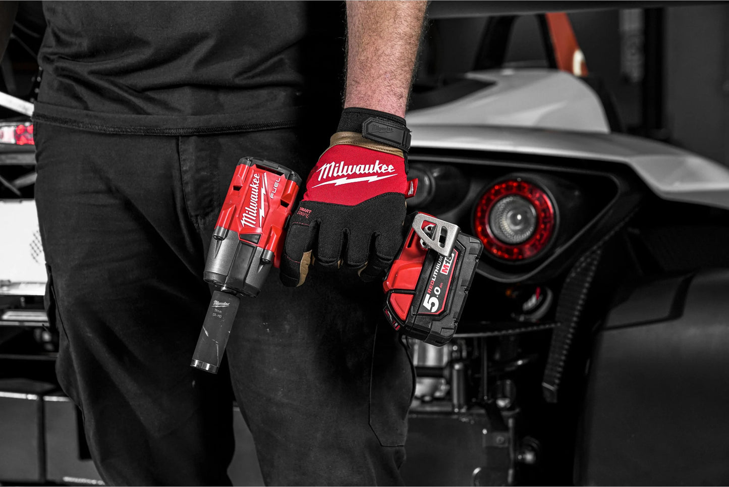 Llave de impacto de par medio M18 FUEL 1/2" Con anillo de fricción Milwaukee M18 FMTIW2F12-502X